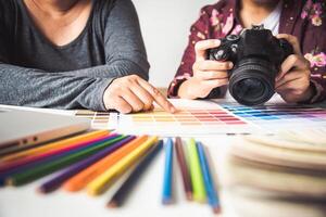 ontwerper grafisch creatief , creativiteit vrouw werken Aan camera en ontwerpen kleur kleur ideeën stijl foto