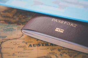 paspoorten geplaatst Aan een wereld kaart concept reizen foto