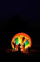 de team is voorbereidingen treffen een ballon met een brand naar maken de ballon opstaan. foto