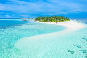 maldiven paradijs landschap. tropisch luchtlandschap, zeegezicht, watervilla's met een prachtig zee- en lagunestrand, tropische natuur. exotische toeristische bestemming banner, zomer luchtvakantie, drone weergave foto