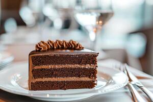 ai gegenereerd plak van chocola taart geserveerd Aan een elegant avondeten tafel. generatief ai foto