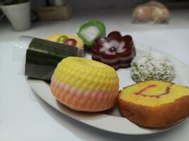 foto's van divers traditioneel Indonesisch zoet en zout taarten, bestaande van spons taart, muffin taart, risol, klepon, laag taart, nona manis, manis kantik, bolu kuku's, heel geschikt voor snacks foto