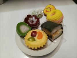 foto's van divers traditioneel Indonesisch zoet en zout taarten, bestaande van spons taart, muffin taart, risol, klepon, laag taart, nona manis, manis kantik, bolu kuku's, heel geschikt voor snacks foto