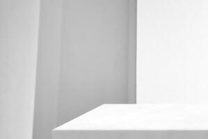 minimaal wit marmeren tafel hoek met verlichte beton muur achtergrond, geschikt voor Product presentatie achtergrond, Scherm, en bespotten omhoog. foto