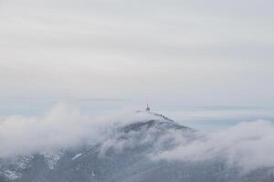 hoogste top van beskydy bergen lysa hora onder de ochtend- mist en wit sneeuw omslag. winter maanden Aan planeet aarde foto