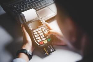 betalen door credit kaart , buying en verkoop producten gebruik makend van een credit kaart vegen machine foto