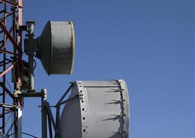 telecommunicatieverbinding antenne met meerdere satelliet gerechten tegen de blauw lucht foto