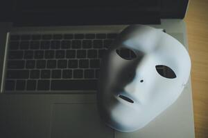 wit masker geplaatst Aan de laptop - concept fraude van sociaal online foto