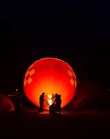 de team is voorbereidingen treffen een ballon met een brand naar maken de ballon opstaan. foto