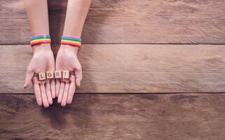 blok met de woord lgbt in de handen. homo rechten gevecht. homo trots lgbt concept foto