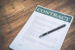 wettelijk contract documenten zijn geplaatst Aan de bureau in de kantoor.real landgoed aankoop contract ondertekenen, ondertekening belangrijk document foto