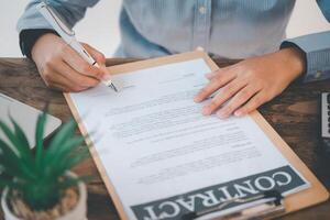 bedrijf man's hand- is ondertekening een contract in de overeenkomst foto