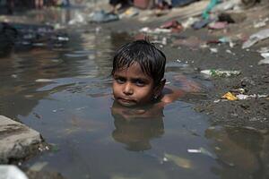 ai gegenereerd arm Indisch kinderen baden in de riolering water afvoer in de dorp foto