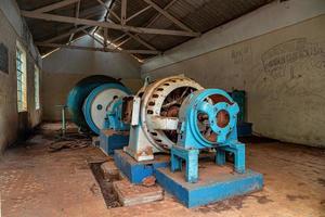 cassilandia, mato grosso do sul, brazilië, 2021 -machinekamer van een verlaten kleine waterkrachtcentrale foto