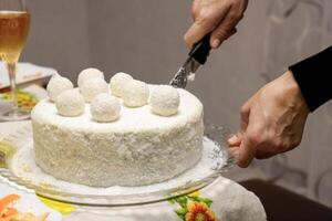 vrouw handen snijdend eigengemaakt taart foto