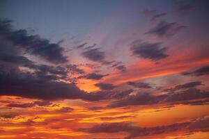 mooi kleurrijk zonsondergang met bewolkt of zonsondergang. landschap behang. helder episch lucht. kopiëren ruimte foto