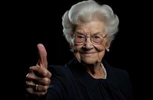 ai gegenereerd ouderen vrouw uitdrukken goedkeuring met een duimen omhoog tegen een duidelijk zwart achtergrond, leeftijd aanvaarding beeld foto