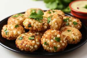 ai gegenereerd krokant sabudana vada pakora's een populair noorden Indisch straat voedsel geserveerd met smaakvol chutney, gudi padwa snoepgoed en keuken afbeelding foto