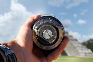 selectief focus schot persoon Holding camera lens Aan chichen itza toerist nemen een afbeelding met camera lens Aan chichen itza foto