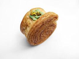 cromboloni, nieuw york rollen croissant met pistache saus topping, geïsoleerd wit achtergrond. foto