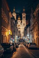 ai gegenereerd beeld van prachtig verlichte barok stijl kerk, genesteld tussen klassiek bouwkundig gebouwen Aan geplaveide straat Bij nacht ai gegenereerd foto