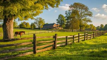 ai gegenereerd spleet het spoor hek strekt zich uit aan de overkant de platteland, huis , verdelen de weelderig groen velden, en paard schaafwonden vredig dichtbij ai gegenereerd foto