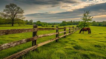 ai gegenereerd spleet het spoor hek strekt zich uit aan de overkant de platteland, verdelen de weelderig groen velden, en paard schaafwonden vredig dichtbij, lang blootstelling fotografie ai gegenereerd foto