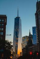 ai gegenereerd beeld vangt stadsgezicht gedurende de avond met Doorzichtig lucht ai gegenereerd foto