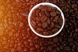 een kop gevulde met koffie granen. foto