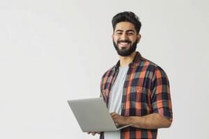 ai gegenereerd glimlachen jong Mens met laptop dromen en denken. foto