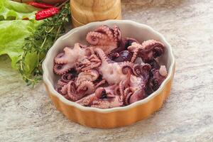 gemarineerde baby octopus zeevruchten in de kom foto