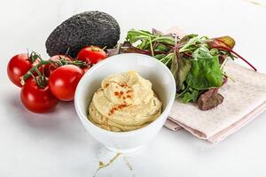 romig hummus in de kom foto