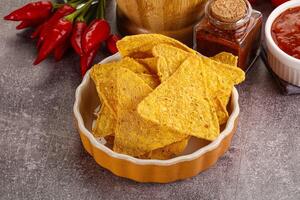 Mexicaans maïs nacho's chips met salsa foto