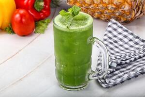 munt, basilicum, spinazie smoothie ontgiften foto