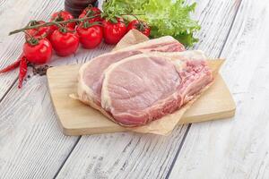 rauwe varkensvlees t-bone steak voor grill foto