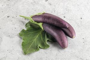 rauw rijp biologisch aubergine met blad foto