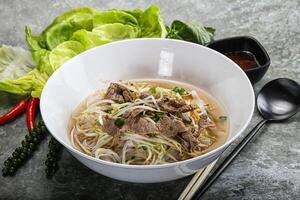 Vietnamees traditioneel soep pho bo met rundvlees foto