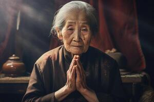 ai gegenereerd bedachtzaam psychologie voor ouderen Aziatisch vrouw gebed. foto