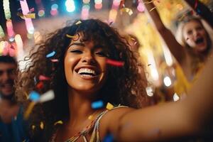 vrienden vieren braziliaans carnaval met confetti foto