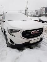 Minsk, Wit-Rusland, januari 25, 2024 - gmc parkeren veel in winter foto