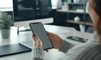 ai gegenereerd vrouw gebruik makend van smartphone met blanco scherm Bij tafel in kantoor, detailopname foto