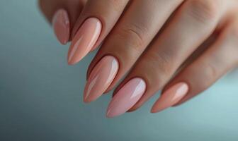 ai gegenereerd vrouw handen met roze en beige nagel ontwerp. nagel Pools manicuren. foto