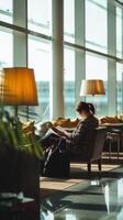 ai gegenereerd luchthaven lounge ontspanning, een reiziger genieten van een stil moment in een luchthaven salon, achtergrond afbeelding, generatief ai foto