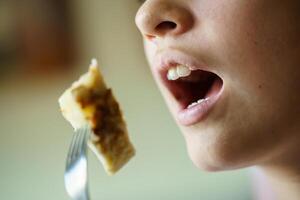 Bijsnijden onherkenbaar tiener- meisje over naar eten lekker aardappel omelet foto