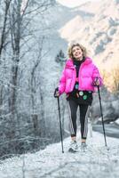 sportief vrouw praktijken nordic wandelen in winter foto