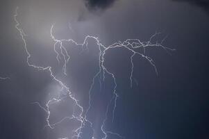 bliksemschichten en donder stoutmoedig staking Bij zomer storm foto