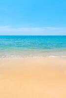 blauw zee water en zand strand foto