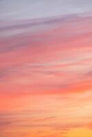 kleurrijk zonsondergang wolken Bij schemer lucht scape foto