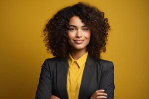 ai gegenereerd aanbiddelijk jong gekruld glimlachen brunette zakenvrouw in een grijs blazer en geel overhemd foto