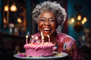 ai gegenereerd gelukkig lachend Afrikaanse grootmoeder met weinig verjaardag taart met kaarsen foto